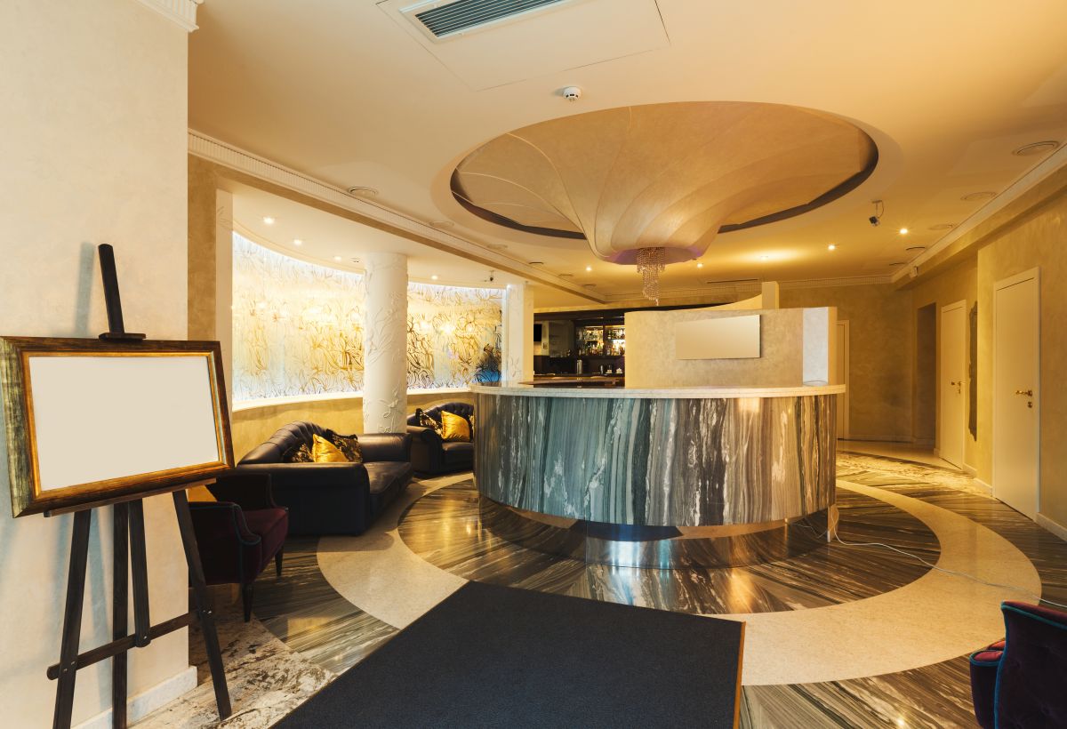 Moderne Lobby im Hotel Meliá Benidorm
